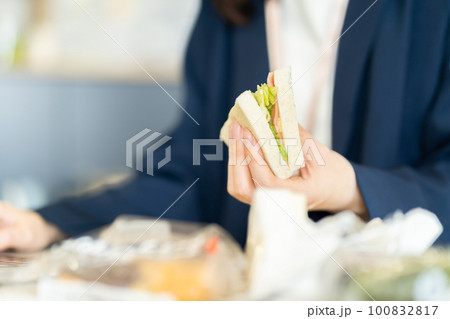 サンドイッチを食べるOL、女性、ランチ、食事、サンドイッチ、パーツ、ボディパーツ、上半身、指先、手元 100832817