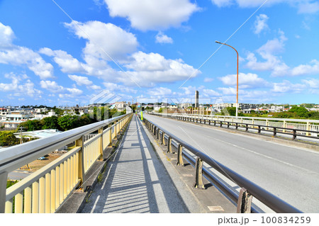 雄樋川大橋/雄樋川より八重瀬町方面を望む(沖縄県八重瀬町)【2023.3】 雄樋川大橋/雄樋川より八重瀬町方面を望む(沖縄県八重瀬町)【2023.3】 100834259