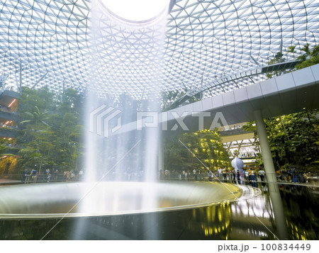 シンガポール・チャンギ空港「Jewel」の屋内人工滝 100834449