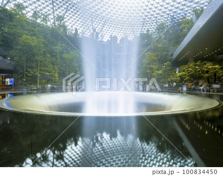 シンガポール・チャンギ空港「Jewel」の屋内人工滝 100834450