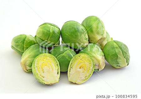 新鮮な芽キャベツ、半分のカットも 100834595