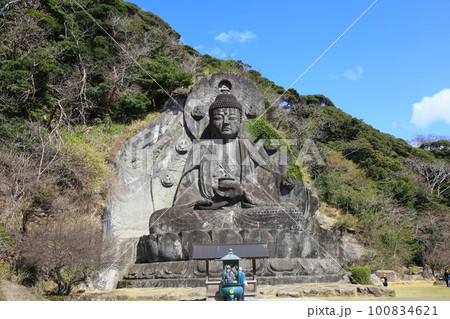 岩に刻まれた大仏様 岩に刻まれた大仏様 100834621