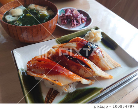 Washoku - Japanese sushi / 和食・江戸前握りのプレート（炙りあなご・斜め） 100834797