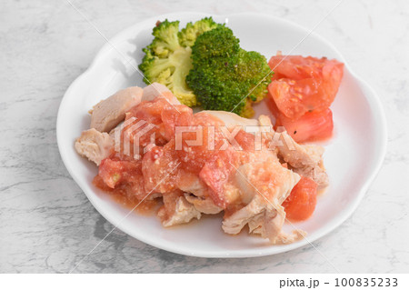 蒸し鶏のトマトソース 100835233