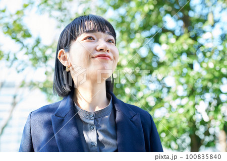 リラックスした表情のビジネスウーマンのポートレート リラックスした表情のビジネスウーマンのポートレート 100835840