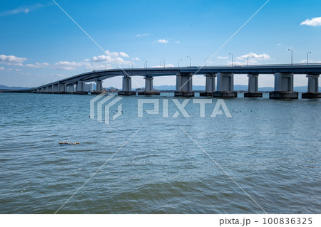 大津市側から見た琵琶湖大橋 滋賀県 大津市側から見た琵琶湖大橋 滋賀県 100836325