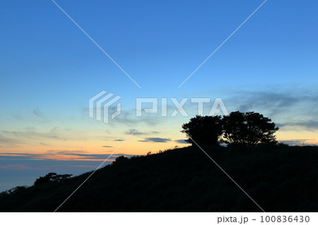 夕陽が見える静かな丘の上 100836430
