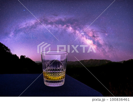 ロックグラスと天の川アーチ 100836461
