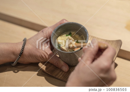 寿司屋の茶碗蒸しをかき混ぜる手元 100836503
