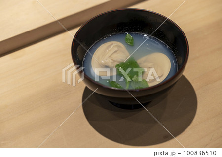 寿司屋の蛤のお吸い物 100836510