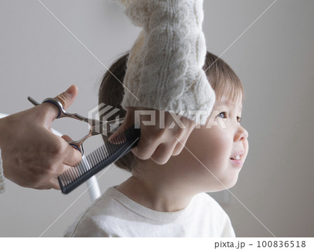 母親に髪を切ってもらう男の子 母親に髪を切ってもらう男の子 100836518