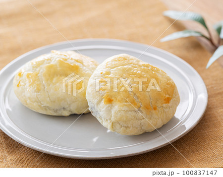皿の上の手作りパイ饅頭 100837147