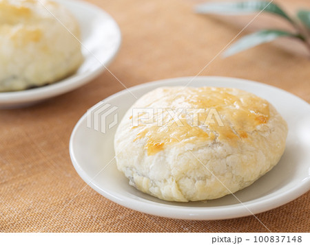 皿の上の手作りパイ饅頭 100837148