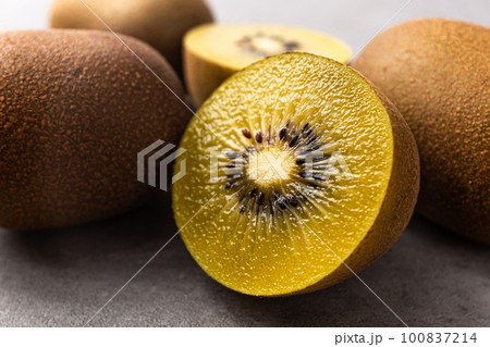 sweet and golden Gold kiwi 100837214