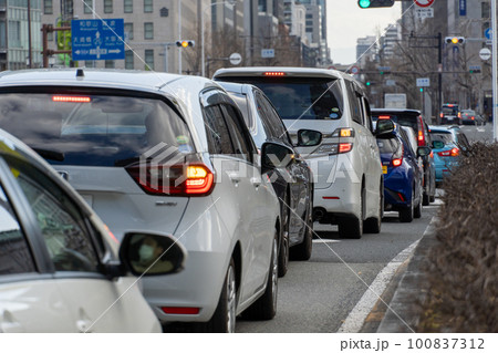 信号待ち　交通イメージ　 100837312