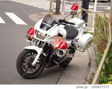 赤色灯を点灯し停車中の白バイ 100837573