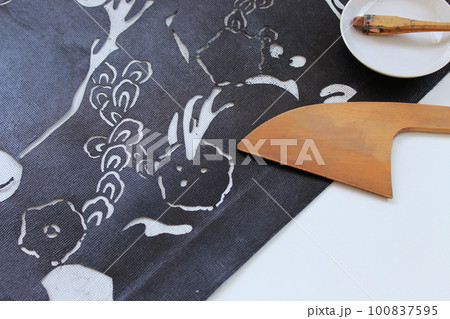 型染め　型紙＆ブラシとヘラ　染色･捺染イメージ（白バック） 100837595