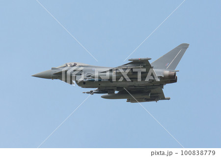 イギリス空軍タイフーンFGR4水平飛行 100838779