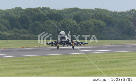 イギリス空軍タイフーンFGR4着陸 イギリス空軍タイフーンFGR4着陸 100838789