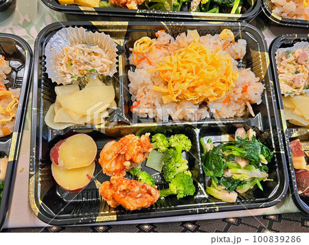 こども食堂・地域食堂のお弁当 こども食堂・地域食堂のお弁当 100839286