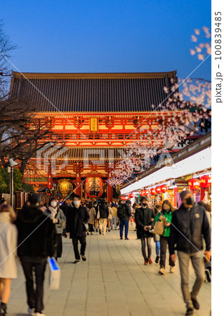 東京　台東区浅草　夕方の仲見世商店街と宝蔵門 100839485