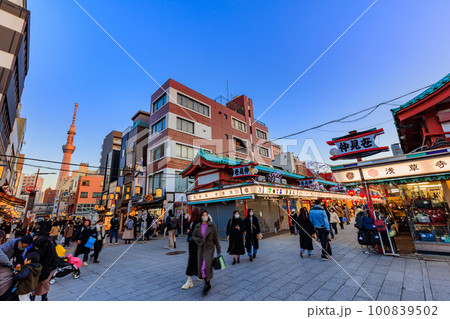 東京 台東区浅草 夕方の仲見世商店街とスカイツリー 東京 台東区浅草 夕方の仲見世商店街とスカイツリー 100839502