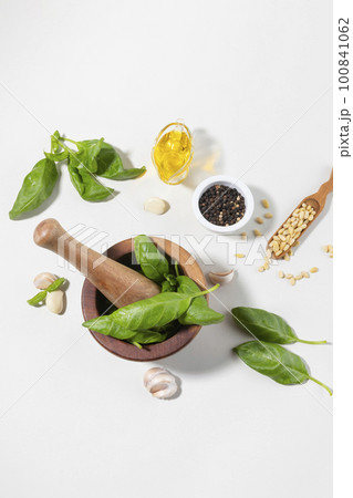 fresh basil pesto 100841062