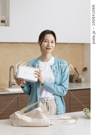 happy single life of korean woman_preparing, packing lunch happy single life of korean woman_preparing, packing lunch 100841066