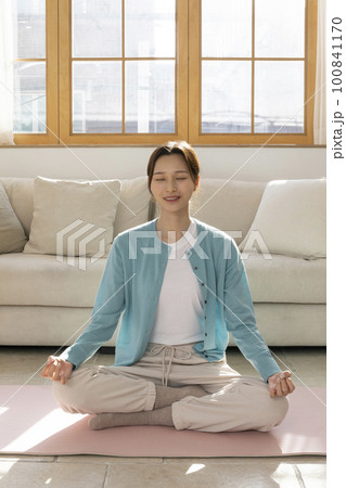 happy single life of korean woman_meditation happy single life of korean woman_meditation 100841170