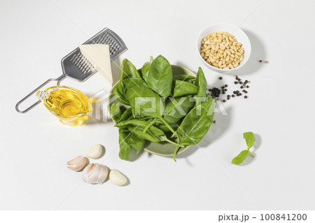 fresh basil pesto 100841200