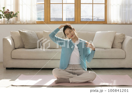 happy single life of korean woman_streaching happy single life of korean woman_streaching 100841201