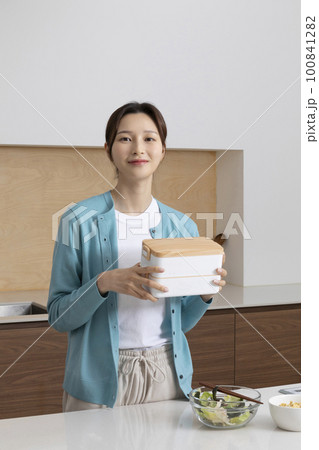 happy single life of korean woman_preparing, packing lunch 100841282