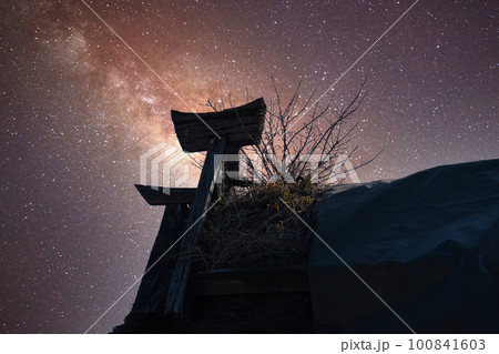 古い民家の屋根越しに見る、星空の美しい風景 古い民家の屋根越しに見る、星空の美しい風景 100841603