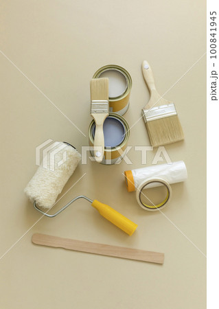 DIY interior hand motion, closeup_paint and paint tools 100841945