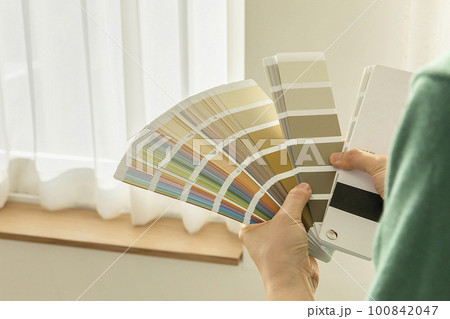 DIY interior hand motion, closeup_holding color chip DIY interior hand motion, closeup_holding color chip 100842047