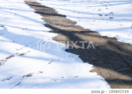 panoramic view of the snowy streets 100842539