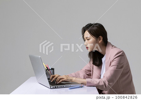 common health problems of office workers, korean young woman_forward head posture common health problems of office workers, korean young woman_forward head posture 100842826