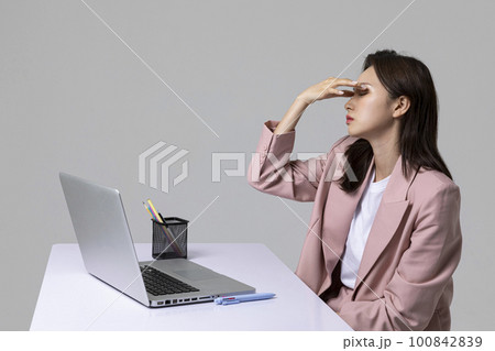 common health problems of office workers, korean young woman_dry eye common health problems of office workers, korean young woman_dry eye 100842839