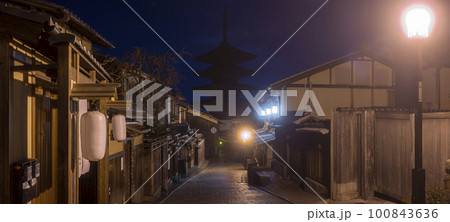 八坂の塔のパノラマ夜景 100843636