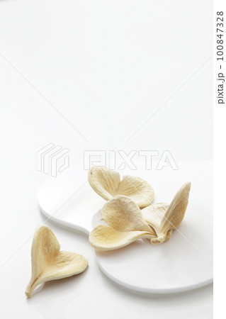 ハート型植物のドライフラワーをハート のトレーに乗せて ハート 愛のイメージ ハート型植物のドライフラワーをハート のトレーに乗せて ハート 愛のイメージ 100847328