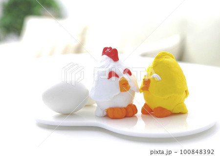 朝食にあったら楽しいオリジナルエッグスタンドのニワトリたち 朝食にあったら楽しいオリジナルエッグスタンドのニワトリたち 100848392