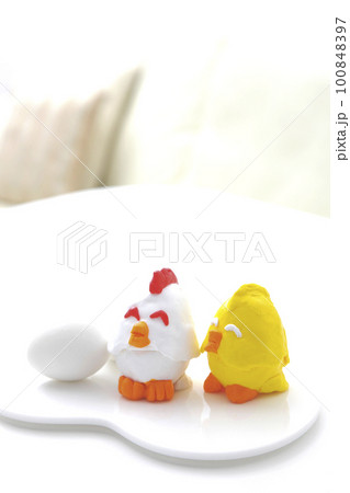 朝食にあったら楽しいオリジナルエッグスタンドのニワトリたち 朝食にあったら楽しいオリジナルエッグスタンドのニワトリたち 100848397