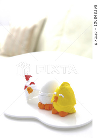 朝食にあったら楽しいオリジナルエッグスタンドのニワトリたち 朝食にあったら楽しいオリジナルエッグスタンドのニワトリたち 100848398