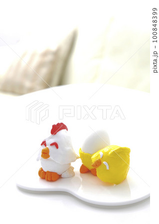 朝食にあったら楽しいオリジナルエッグスタンドのニワトリたち 朝食にあったら楽しいオリジナルエッグスタンドのニワトリたち 100848399