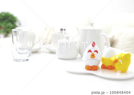 朝食にあったら楽しいオリジナルエッグスタンドのニワトリたち 卵のある朝食のイメージ 100848404