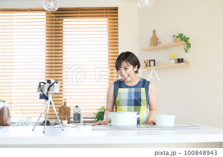 カメラの前で料理動画を収録する女性 カメラの前で料理動画を収録する女性 100848943