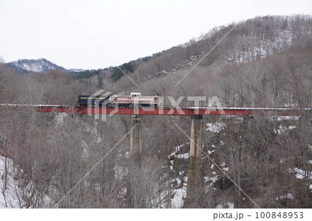 春の旧三井芦別鉄道炭山川橋梁と三井芦別鉄道の保存車両 春の旧三井芦別鉄道炭山川橋梁と三井芦別鉄道の保存車両 100848953