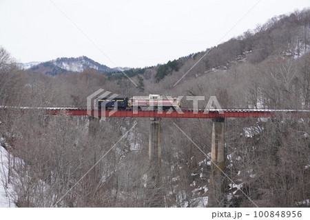 春の旧三井芦別鉄道炭山川橋梁と三井芦別鉄道の保存車両 100848956
