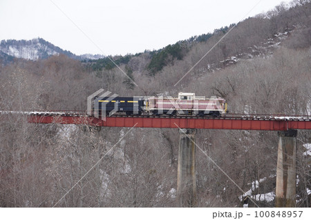 春の旧三井芦別鉄道炭山川橋梁と三井芦別鉄道の保存車両 100848957