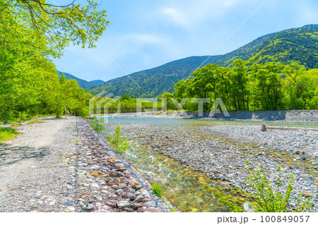 【絶景】初夏の上高地【長野県】 【絶景】初夏の上高地【長野県】 100849057